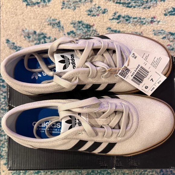 BNWT- Suede Adidas Tan and Black Sneakers 🖤🤎🌟 - Picture 5 of 9